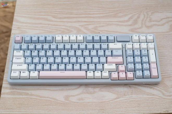 作游戏都顺手雷柏V700DIY-98体验新葡京娱乐场app支持热插拔还有小键盘工(图3) 作游戏都顺手雷柏V700DIY-98体验新葡京娱乐场app支持热插拔还有小键盘工(图3)