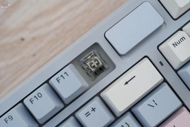 作游戏都顺手雷柏V700DIY-98体验新葡京娱乐场app支持热插拔还有小键盘工(图5) 作游戏都顺手雷柏V700DIY-98体验新葡京娱乐场app支持热插拔还有小键盘工(图5)